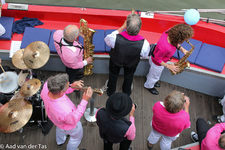 830855 Afbeelding van het concert van het orkest Tegenwind in een boot op de Oudegracht te Utrecht ter gelegenheid van ...